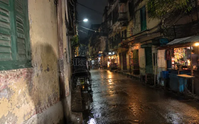 A lane in North Kolkata at night