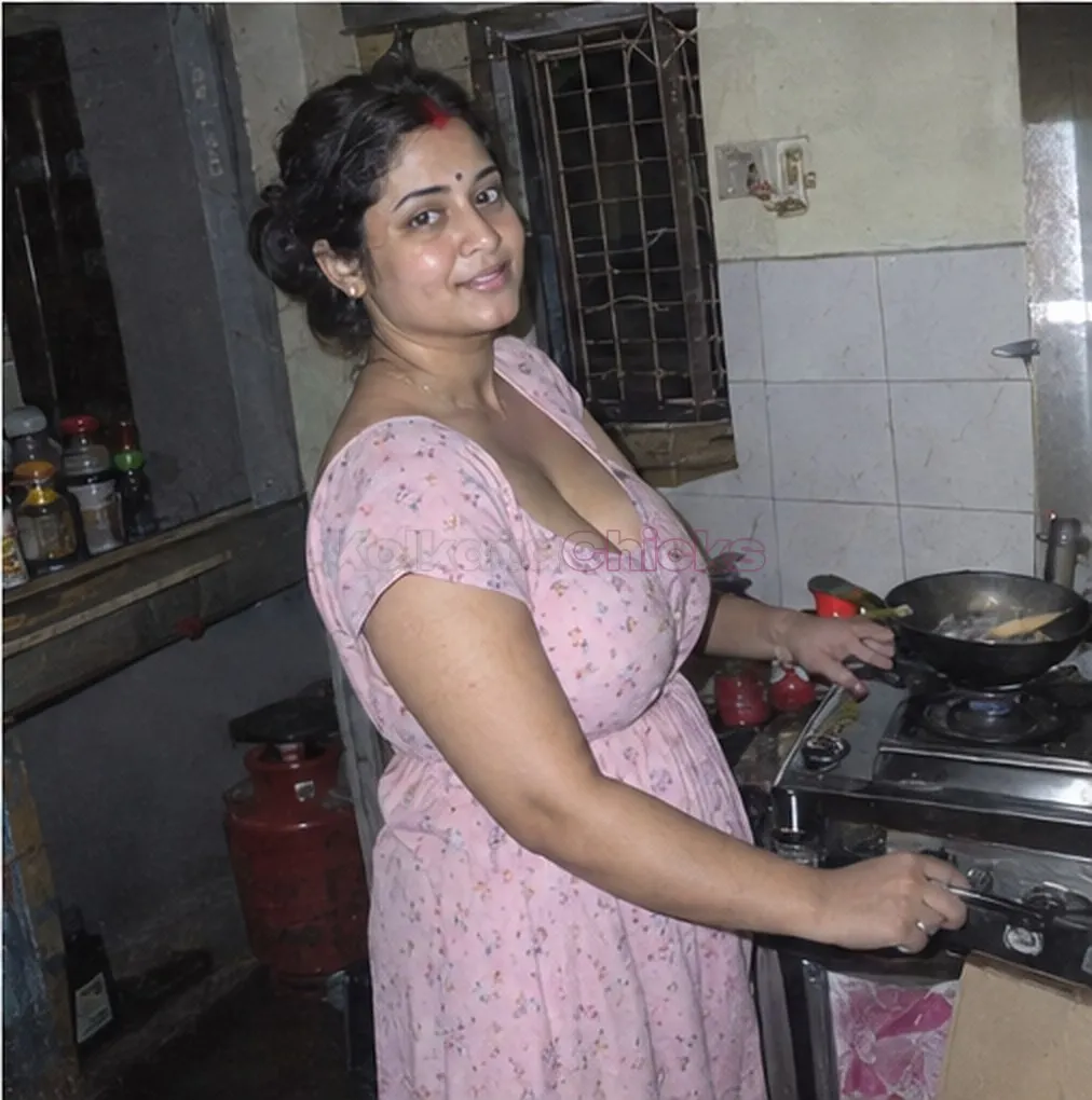 Housewife escort in Kolkata cooking in her own kitchen