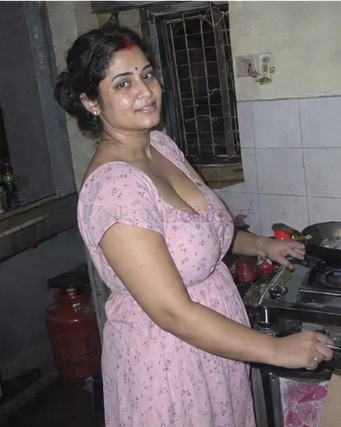 Housewife escort in Kolkata cooking in her own kitchen
