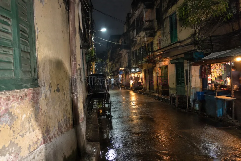 A lane in North Kolkata at night